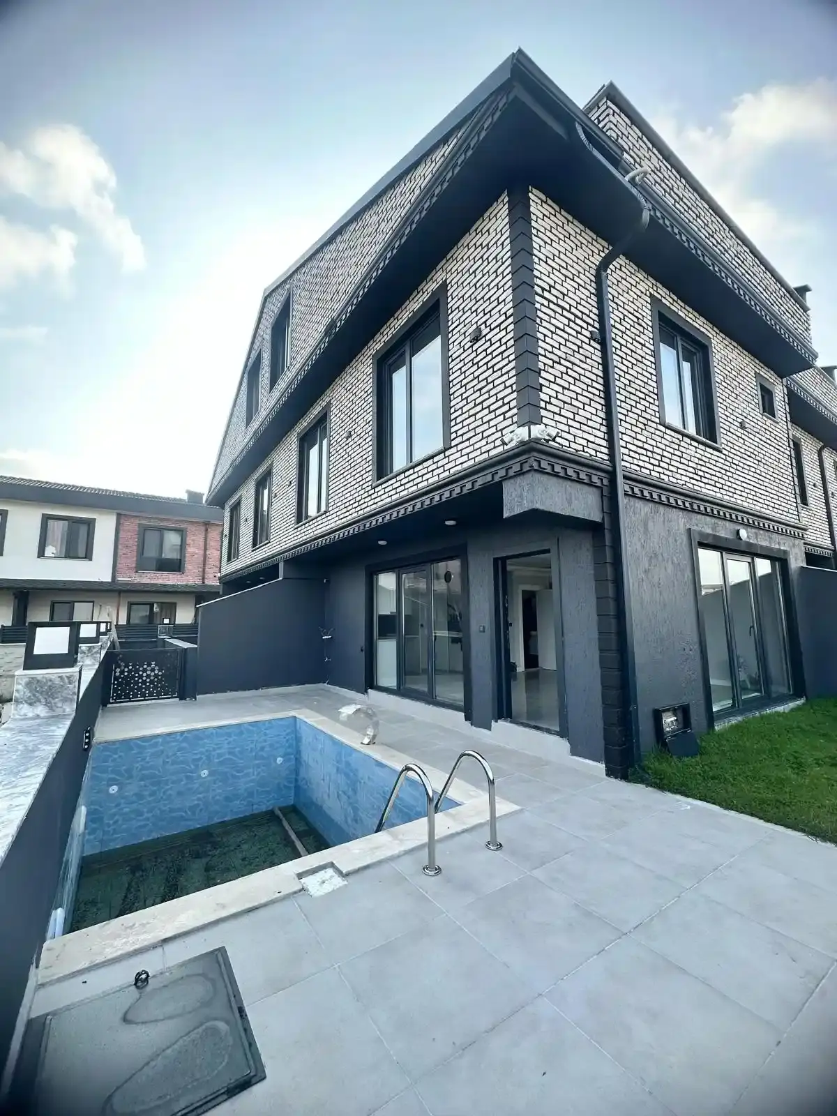Sakarya Kocaali Alandere'de Denize Sıfır, Havuzlu, 3+1 Lüks Tripleks Villa