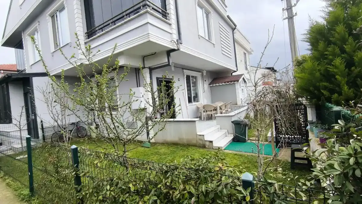 Sakarya Kocaali Yalı Mahallesi'nde Tam Eşyalı ve Geniş Bahçeli 3+1 Tripleks Villa
