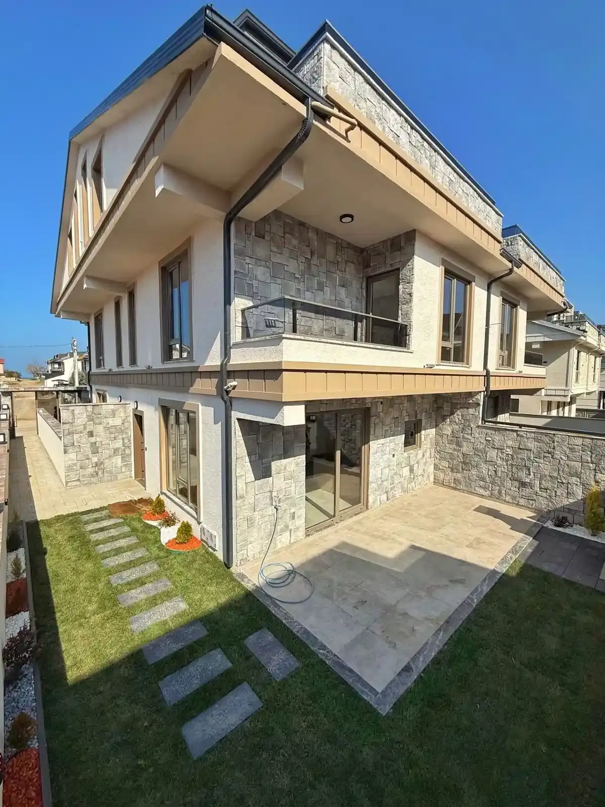 Kocaali Alandere’de Denize 165m! Taş Konseptli Lüks 4+1 Tripleks Villa