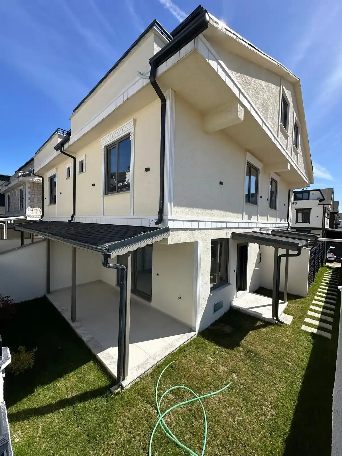 Sakarya Kocaali Yayla Mahallesinde Yerden Isıtmalı Bahçeli 3+1 Modern Villa